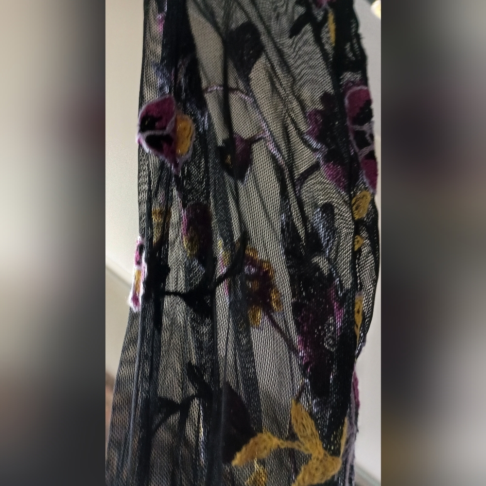 Susan Graver Embroidered Floral V-Neck Top XL/1x - Picture 3 of 6